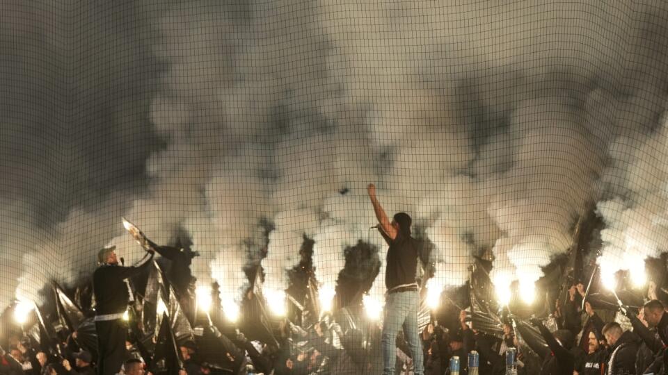 Nemecká polícia zadržala pred odvetou Európskej ligy medzi Eintrachtom Frankfurt a West Hamom United viac ako tridsať futbalových fanúšikov.