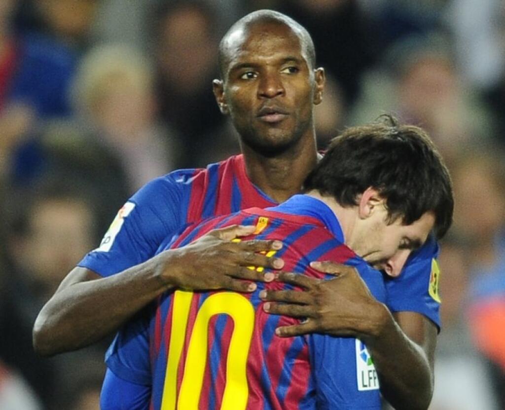 Eric Abidal sa podľa všetkého zaplietol s francúzskou futbalistkou a jeho manželka mu na to prišla.