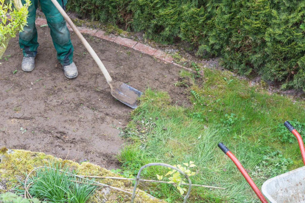 Výška plochy záhonu musí byť o pár centimetrov nižšie ako trávnik, aby zostalo miesto na položenie nástielky.
