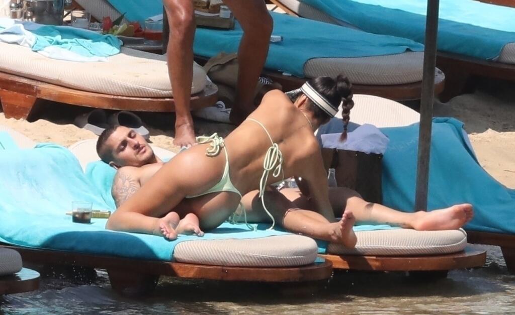 Jessica Aidi nahodila úporné bikini, ktoré jej obtiahli intímne partie.