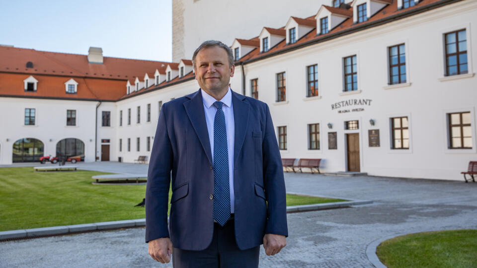 ODBOJ Bývalý starosta Spišského Hrhova vraví, že tých, čo Za ľudí zakladali, vytlačila Veronika Remišová. Prišli ľudia, ktorých vraj pri nalievaní punču v kampani nevidel.