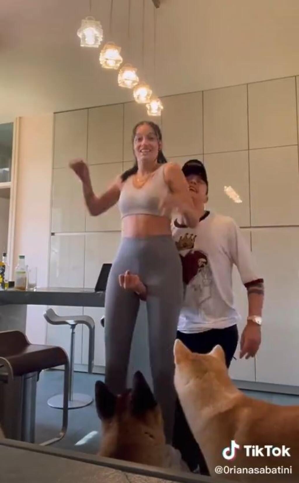 Mala to byť nevinná zábava, no TikTok Dybalovi s frajerkou tieto zábery vymazal. Futbalistovu ruku v rozkroku Oriany administrátori vyhodnotili ako nevhodnú a video zablokovali. Napriek tomu už stihlo obletieť internet.