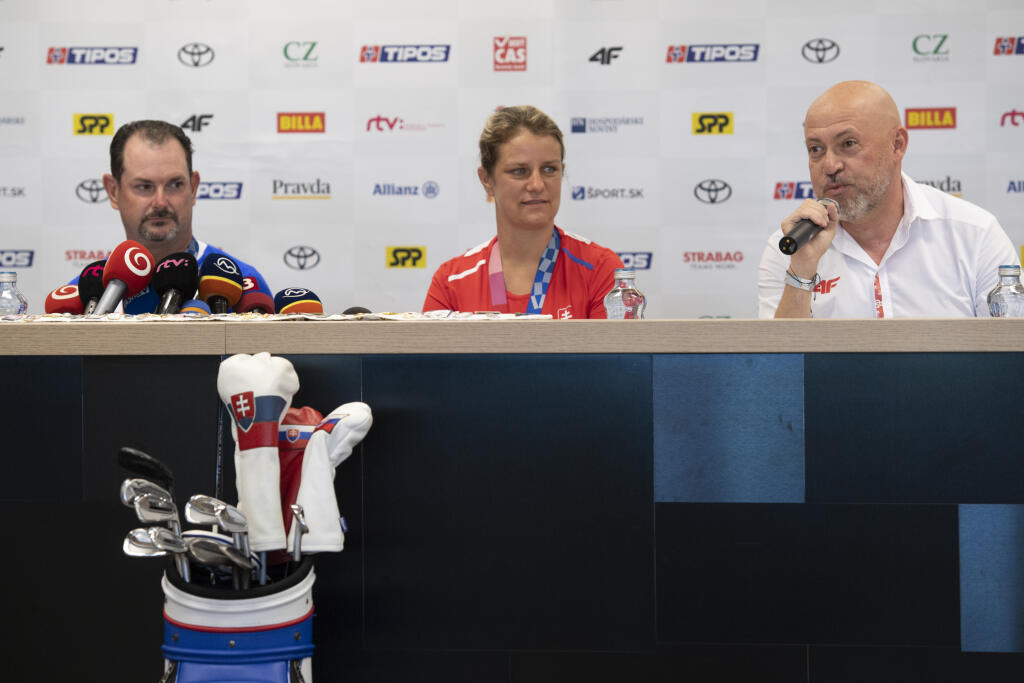 Na snímke sprava prezident Slovenského olympijského a športového výboru (SOŠV) Anton Siekel, olympijská víťazka v streľbe na XXXII. letných OH v Tokiu Zuzana Rehák Štefečeková a strieborný medailista v golfe Rory Sabbatini počas tlačovej konferencie po návrate do vlasti 3. augusta 2021 v Olympijskom tréningovom centre v Šamoríne. FOTO TASR - Pavel Neubauer