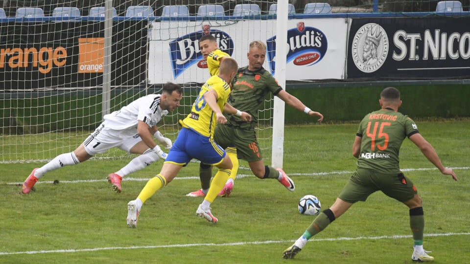 Na snímke vľavo brankár Benjamín Száraz  (Michalovce) a vpravo Nikola Krstovič (Dunajská Streda) v zápase 1. kola futbalovej Niké ligy MFK Zemplín Michalovce - FC DAC 1904 Dunajská Streda v Michalovciach 29. júla 2023. FOTO TASR – František Iván