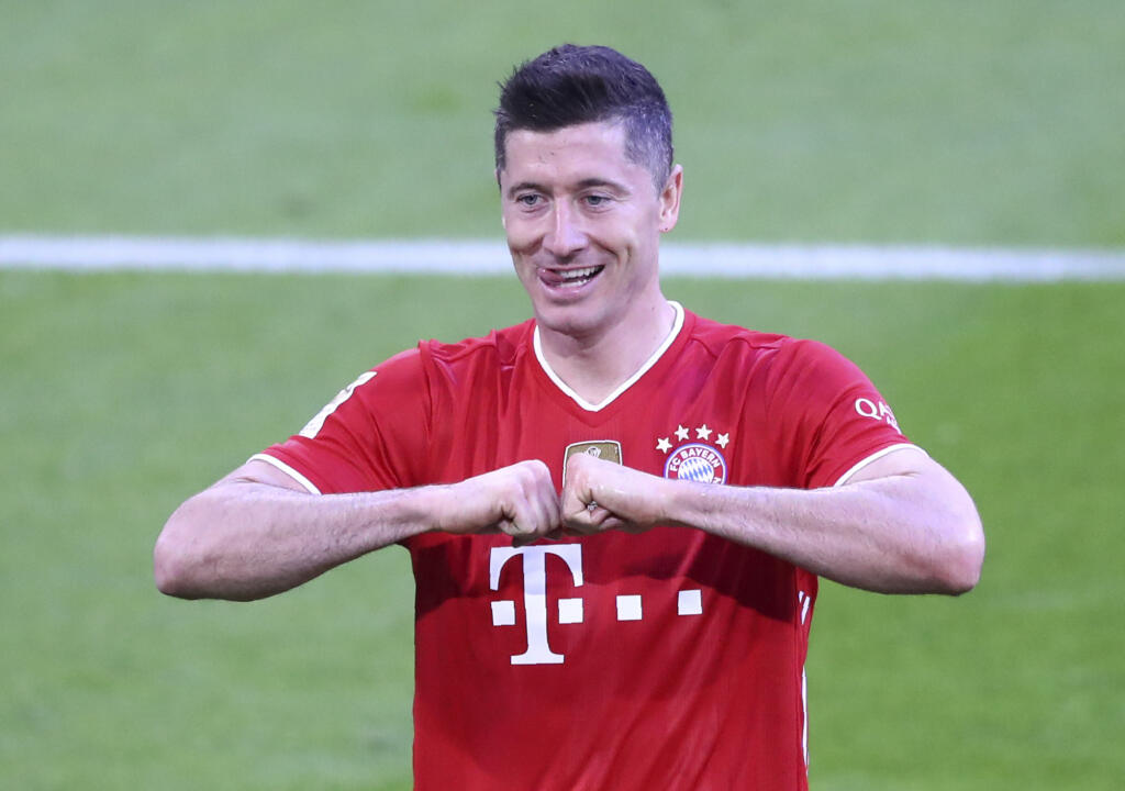 WA 71 Mníchov - Futbalista Bayernu Mníchov Robert Lewandowski sa teší po strelení gólu v zápase 32. kola nemeckej Bundesligy Bayern Mníchov - Borussia Mönchengladbach v Mníchove v sobotu 8. mája 2021. FOTO TASR/AP
Bayern's Robert Lewandowski celebrates after scoring his side's third goal during the German Bundesliga soccer match between Bayern Munich and Borussia Moenchengladbach at the Allianz Arena stadium in Munich, Germany, Saturday, May 8, 2021. (AP Photo/Matthias Schrader, Pool)