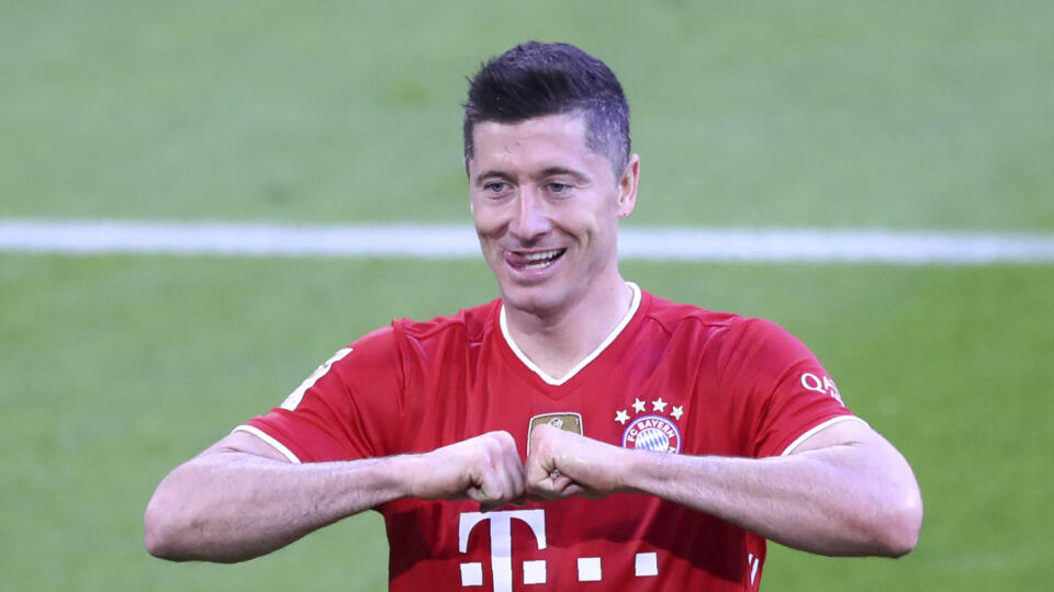 WA 71 Mníchov - Futbalista Bayernu Mníchov Robert Lewandowski sa teší po strelení gólu v zápase 32. kola nemeckej Bundesligy Bayern Mníchov - Borussia Mönchengladbach v Mníchove v sobotu 8. mája 2021. FOTO TASR/AP
Bayern's Robert Lewandowski celebrates after scoring his side's third goal during the German Bundesliga soccer match between Bayern Munich and Borussia Moenchengladbach at the Allianz Arena stadium in Munich, Germany, Saturday, May 8, 2021. (AP Photo/Matthias Schrader, Pool)