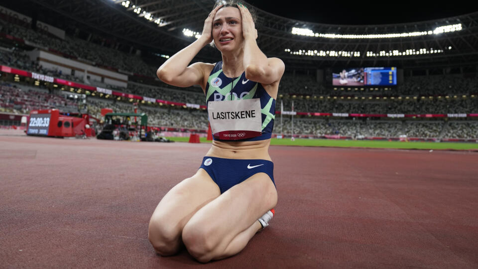 JB 95 Tokio - Ruská atlétka Marija Lasickeneová reaguje po tom, ako vyhrala súťaž výškarok výkonom 204 cm na OH 2020 v Tokiu 7. augusta 2021. Striebro získala Nicola McDermottová z Austrálie (202), bronz Ukrajinka Jaroslava Magučichová za 200 cm. FOTO TASR/AP
Mariya Lasitskene, of Russian Olympic Committee, celebrates after winning the gold medal in the women's high jump final at the 2020 Summer Olympics, Saturday, Aug. 7, 2021, in Tokyo. (AP Photo/David J. Phillip)