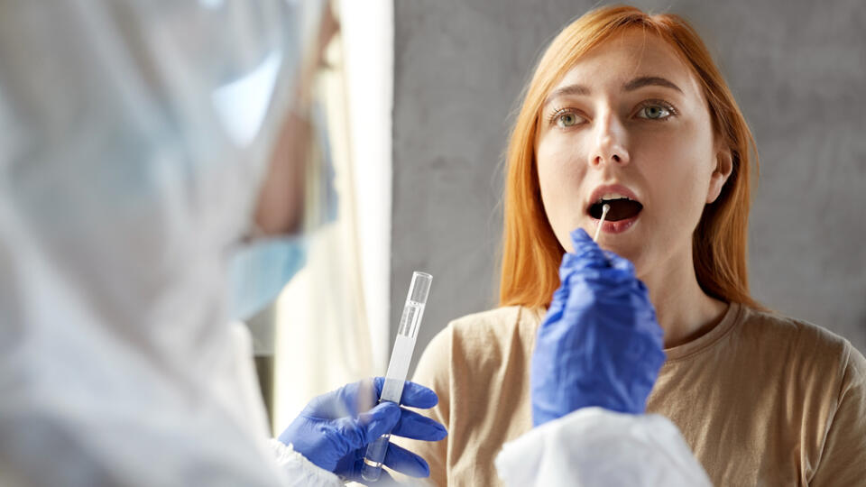 Po príchode zo zahraničia sa nezabudnite otestovať. Negatívny test môže ukončiť vašu povinnosť 14-dňovej karantény. Najskôr však ôsmy deň v prípade príchodu z takzvaných červených krajín. 14-dňovú karanténu budete musieť dodržať bez ohľadu na výsledok testu po príchode z čiernej krajiny.