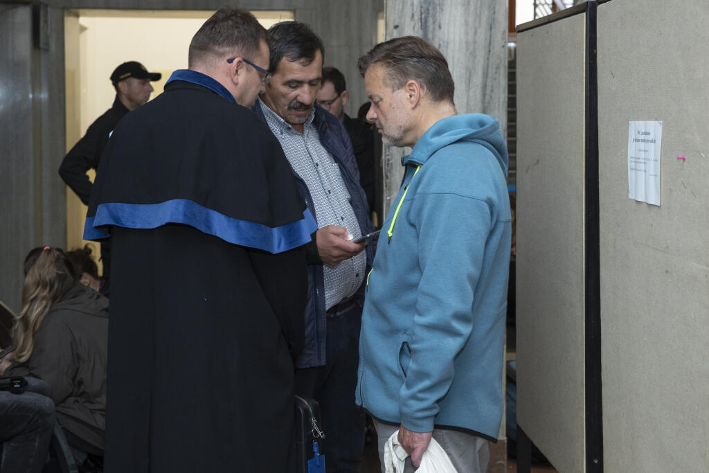 Dušan Dědeček, ktorých spôsobil dopravnou nehodou na Zochovej ulici v Bratislave smrť 5 ľudí sa opätovne postavil pred sú, ktorý rozhoduje o jeho vzatí do väzby.