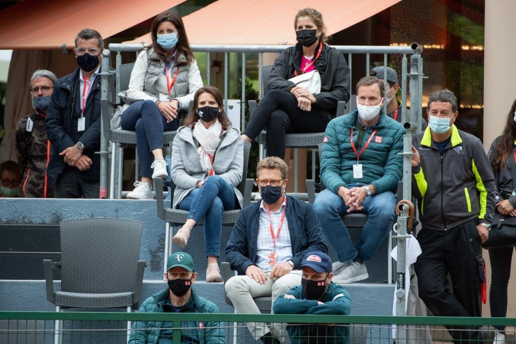Opäť na verejnosti. Mirka Federerová prišla podporiť svojho manžela Rogera v 2. kole Roland Garros priamo na tribúnu a strhla na seba pozornosť fotografov.