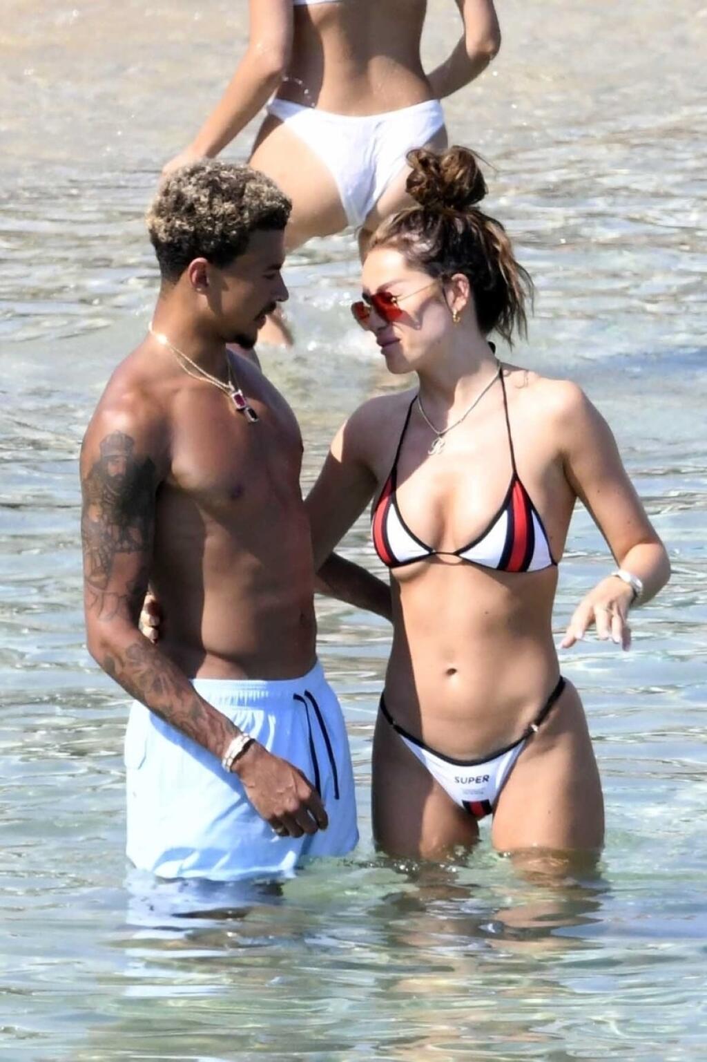 Párik bol vďačným objektom paparazzi fotografov, ktorí na Deleho s Ruby striehli na ich spoločných dovolenkách.