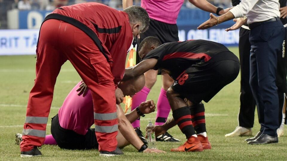 Rozhodca Arnold Hunter po tom, čo pri ňom vybuchol delobuch, ktorý hodili na trávnik fanúšikovia rumunského celku Universitatea Craiova.