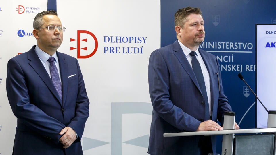 Na snímke zľava minister financií SR Ladislav Kamenický (Smer-SD) a riaditeľ Agentúry pre riadenie dlhu a likvidity Daniel Bytčánek počas tlačovej konferencie na tému dlhopisy pre ľudí sú pripravené. V Bratislave 28. februára 2025. FOTO TASR - Dano Veselský