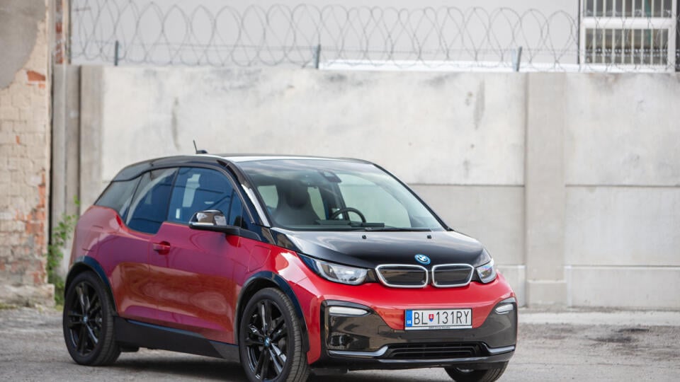 Odlišné: BMW i3 od základu navrhovali ako elektromobil, nejde o derivát žiadneho existujúceho modelu - aj to na ňom vidieť.