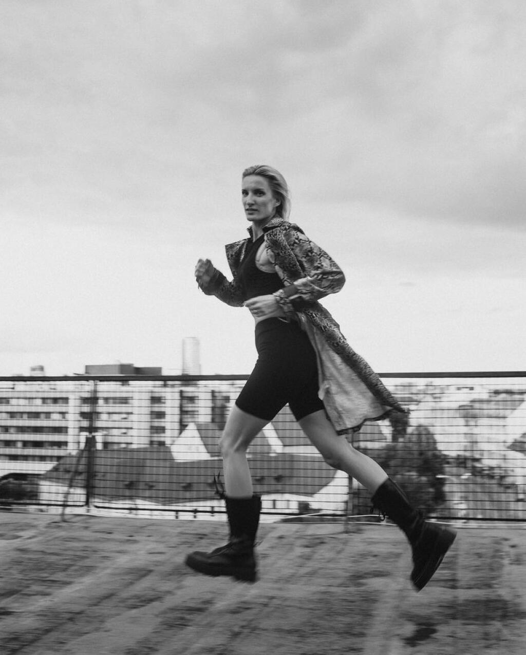 Adela Vinczeová sa nechala nafotiť mladou fotografkou. Vznikla z toho séria krásnych záberov.