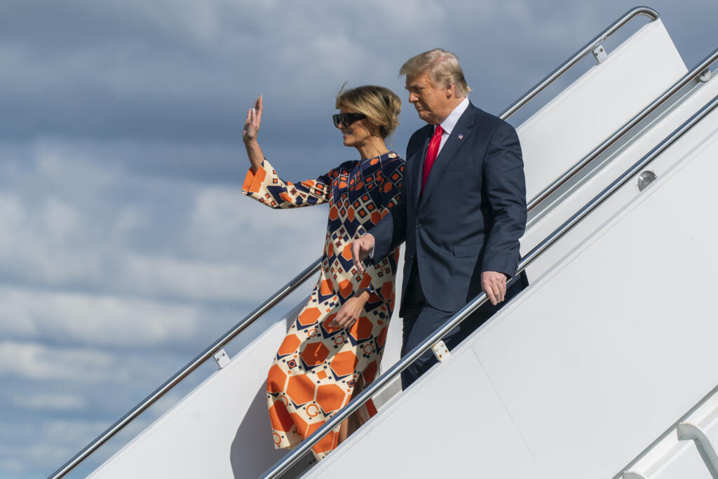 JB 54 West Palm Beach - Bývalý americký prezident Donald Trump a jeho manželka Melania Trumpová mávajú po ich príchode na medzinárodné letisko West Palm Beach na Floride 20. januára 2021, čo bol ich posledný let prezidentským šeciálom Air Force One. FOTO TASR/AP
Former President Donald Trump and Melania Trump wave as they disembark from their final flight on Air Force One at Palm Beach International Airport in West Palm Beach, Fla., Wednesday, Jan. 20, 2021. (AP Photo/Manuel Balce Ceneta)