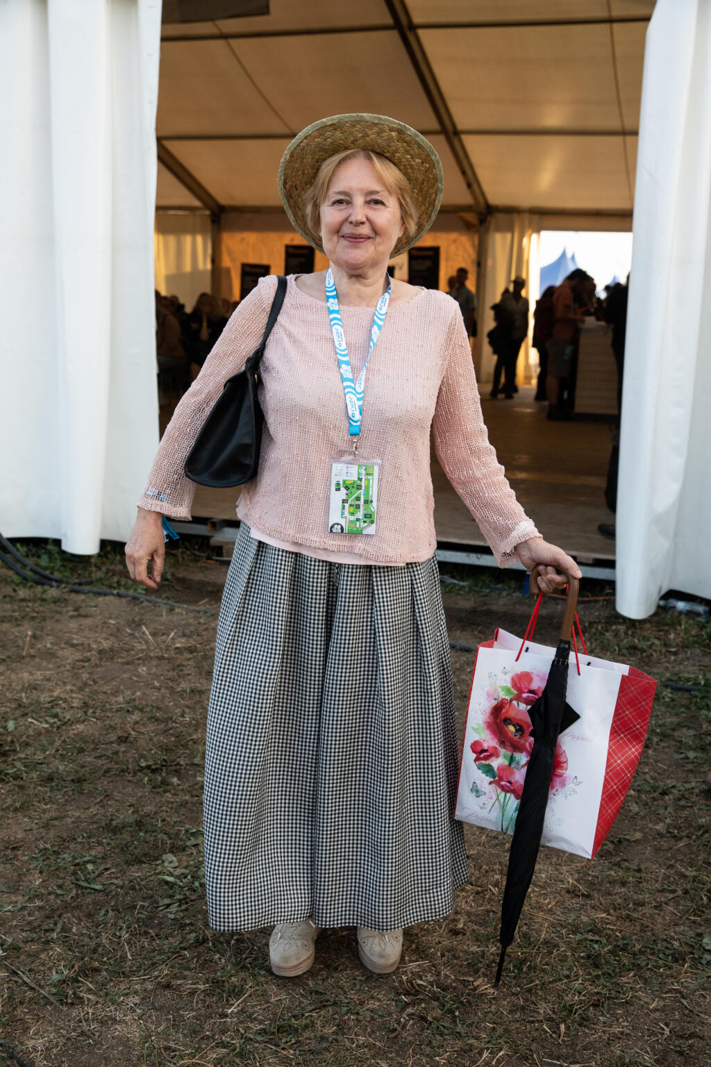 Magda Vášáryová (70): Vášáryová stavila na jednoduchosť a hlavne na to, aby sa cítila pohodlne. Zvolila preto dlhú sukňu, svetrík a outfit ozvláštnila klobúkom, ktorý k letu určite patrí.