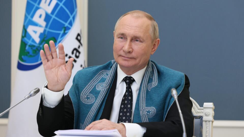 WA 17 Moskva - Ruský prezident Vladimir Putin počas summitu Ázijsko-tichomorskej hospodárskej spolupráce (APEC), ktorej sa účastní prostredníctvom videokonferencie v Moskve v piatok 12. novembra 2021. FOTO TASR/AP
Russian President Vladimir Putin attends the Summit of the Asia-Pacific Economic Cooperation (APEC) via a videoconference in Moscow, Russia, Friday, Nov. 12, 2021. (Mikhail Metzel, Sputnik, Kremlin Pool Photo via AP)