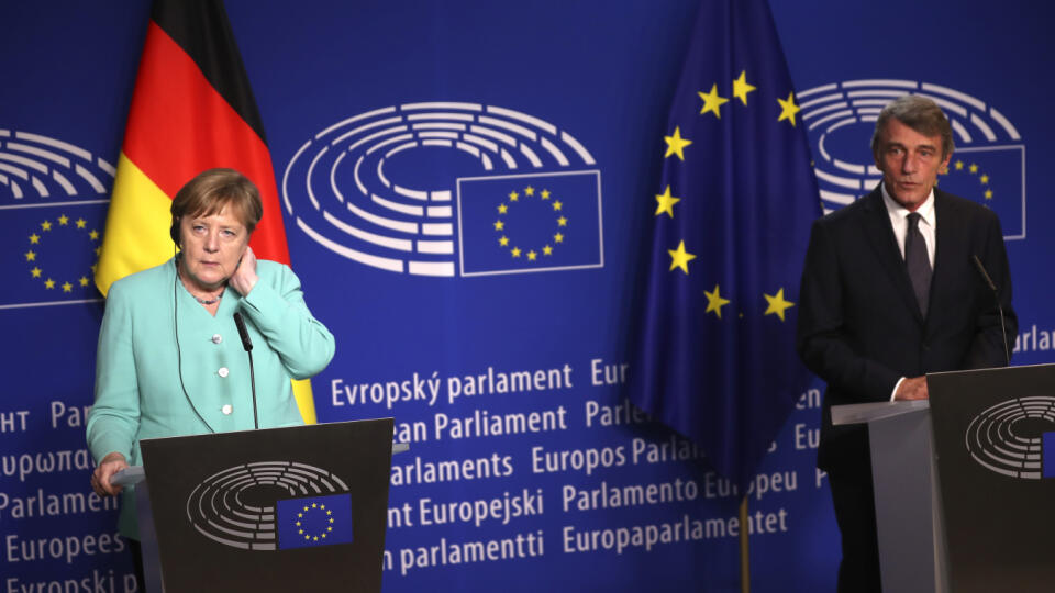 EBE 20 Brusel - Na snímke vľavo nemecká kancelárka Angela Merkelová a vpravo predseda Európskeho parlamentu David Sassoli na pôde Európskeho partlamentu v Bruseli 8. júla 2020. Nemecko prevzalo rotujúce predsedníctvo Európskej únie. FOTO TASR/AP
German Chancellor Angela Merkel, left, and European Parliament President David Sassoli, right, speak during arrival at the European Parliament in Brussels, Wednesday, July 8, 2020. Germany has just taken over the European Union's rotating presidency, and