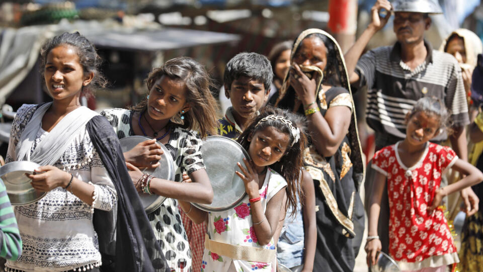 Chudobní Indovia čakajú na jedlo distribuované Hinduistickou náboženskou organizáciou v indickom meste Prayagraj.