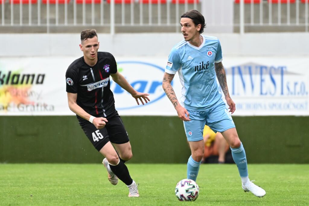 Na snímke vľavo hráč ViOnu Filip Balaj a hráč Slovana David Holman počas zápasu 9. kola nadstavbovej časti Fortuna ligy skupiny o titul medzi FC ViOn Zlaté Moravce - ŠK Slovan Bratislava v sobotu 15. mája 2021 v Zlatých Moravciach. FOTO TASR - Lukáš Grinaj