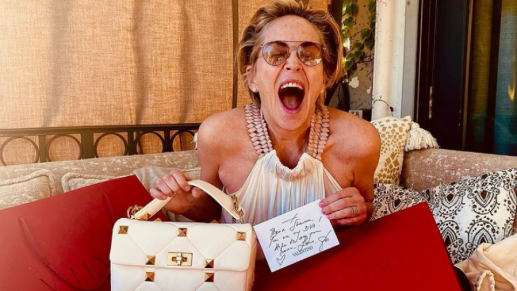 Sharon Stone sa teší z kabelky značky Valentino.