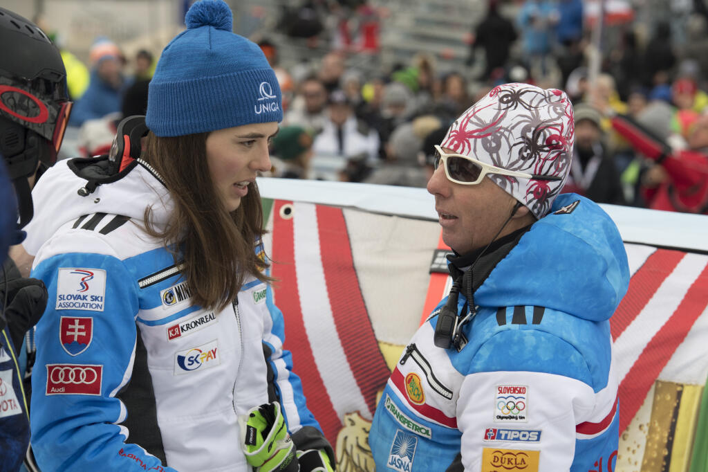 Slovenská lyžiarka Petra Vlhová (vľavo) a jej taliansky tréner Livio Magoni sa rozprávajú v cieli sobotňajšieho slalomu Svetového pohára žien v rakúskom Semmeringu