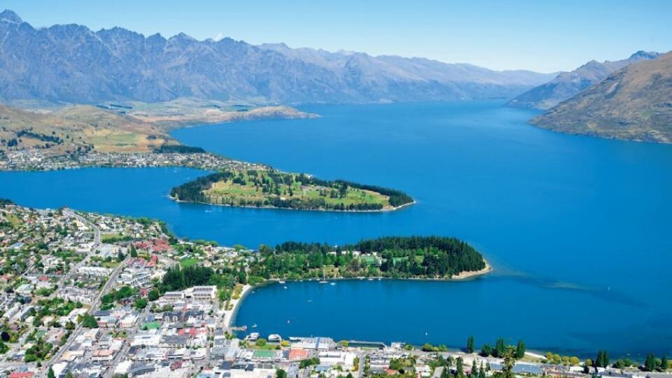 Queenstown na brehu majestátneho jazera Wakatipu.