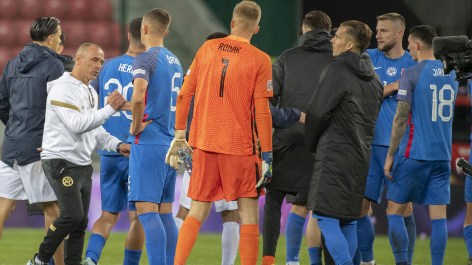 Na snímke vľavo tréner slovenských futbalistov Francesco Calzona ďakujem hráčom po zápase 5. kola 3. skupiny C-divízie Ligy národov vo futbale Slovensko - Azerbajdžan 22. septembra 2022 v Trnave. Slovenská futbalová reprezentácia prehrala s Azerbajdžanom 1.2. FOTO TASR - Martin Baumann