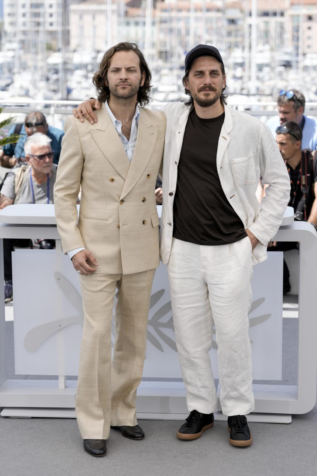 JB 32 Cannes - Herci Luca Marinelli (vľavo) a Alessandro Borghi pózujú fotografom počas fototermínu k filmu 'The Eight Mountains' na 75. ročníku Medzinárodného filmového festivalu v Cannes 19. mája 2022. FOTO TASR/AP