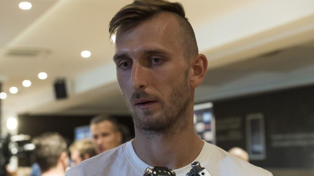 Norbert Gyömbér bol jedným zo siedmich hráčov, ktorí si po zápase s Českom predĺžili večierku. Tento incident stál za koncom Jána Kozáka pri reprezentácii.