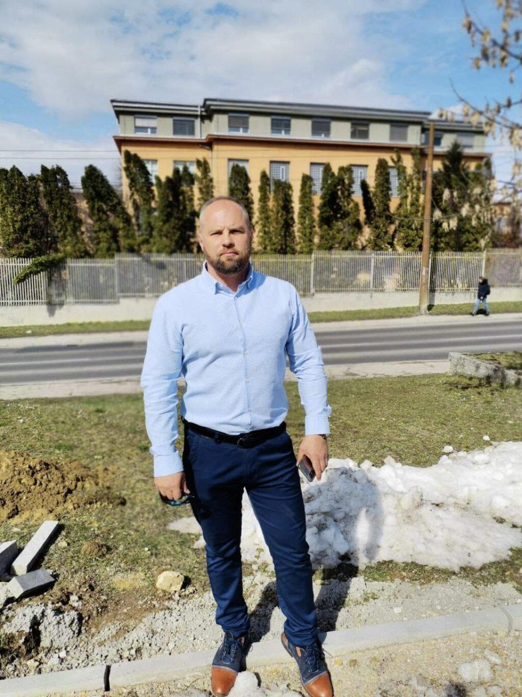 V Sarajeve. Pred budovou súdu stojí Ján Kaľavský, ktorý požiadal v Bosne o azyl.