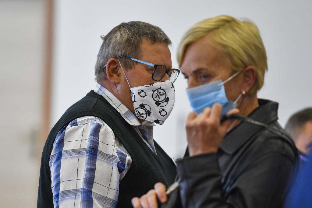 Na snímke Jozef Kuciak, otec zavraždeného Jána Kuciaka a  Zlatica Kušnírová, matka zavraždenej Martiny Kušnírovej prichádzajú na pojednávanie v kauze vraždy novinára Jána Kuciaka a jeho snúbenice Martiny Kušnírovej na Špecializovanom trestnom súde v Pezinku 3. septembra 2020. FOTO TASR - Jaroslav Novák
