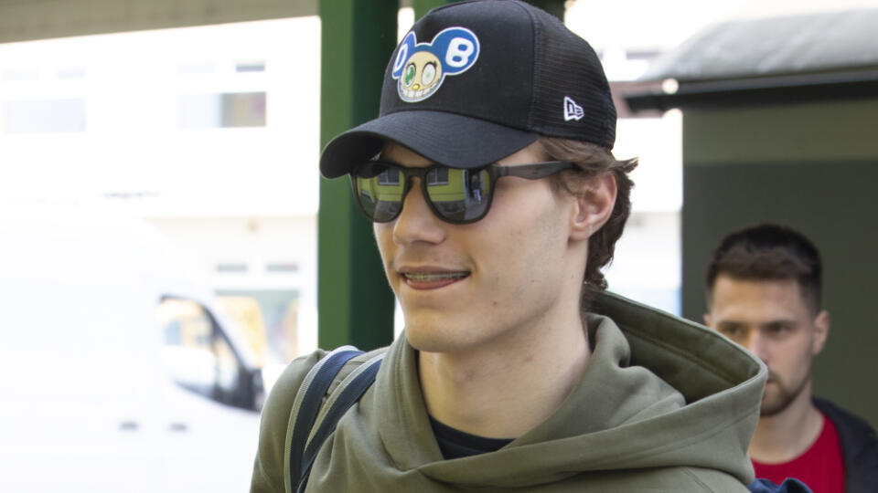 V Žiline sa na reprezentačnom zraze trénerovi Craigovi Ramsaymu hlásilo jedenásť nových hráčov. Všetku pozornosť na seba však strhla naša vychádzajúca hviezda Juraj Slafkovský. Neprišiel pritom sám.