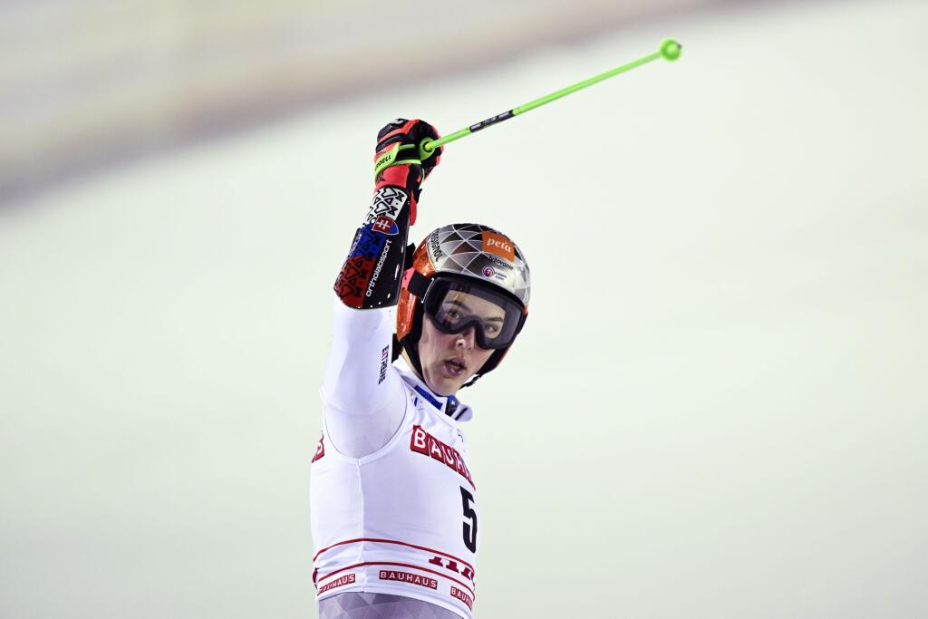 EBE 32 Are - Slovenská lyžiarka Petra Vlhová oslavuje víťazstvo v obrovskom slalome Svetového pohára vo švédskom Are v piatok 11. marca 2022. Vlhová dosiahla 26. víťazstvo na podujatiach SP a ako obhajkyňa veľkého glóbusu znížila v celkovom poradí manko na vedúcu Američanku Mikaelu Shiffrinovú na 77 bodov. FOTO TASR/AP
Petra Vlhova of Slovakia reacts after winning the alpine ski, women's World Cup giant slalom in Are, Sweden, Friday, March 11, 2022. (Pontus Lundahl/TT via AP)