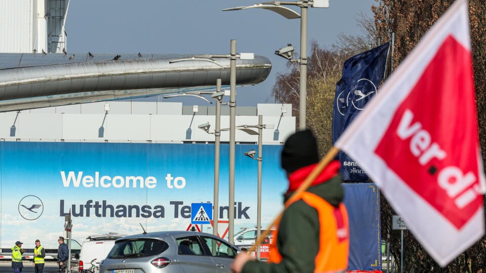 WA 29 Hamburg - Zamestnanci a odborári demonštrujú pred sídlom nemeckej leteckej spoločnosti Lufthansa v Hamburgu v piatok 8. marca 2024. Pozemný personál nemeckej leteckej spoločnosti Lufthansa ukončili v sobotu niekoľkodňový štrajk. Štrajk zvolaný nemeckým odborovým zväzom Verdi skončil podľa plánu v sobotu o 7.10 h ráno. Odbory Verdi sa snažia dosiahnuť zvýšenie platov pozemného personálu o 12,5 percenta. Okrem toho žiadajú aj navýšenie inflačného bonusu. Začiatok ďalšieho kola rokovaní medzi