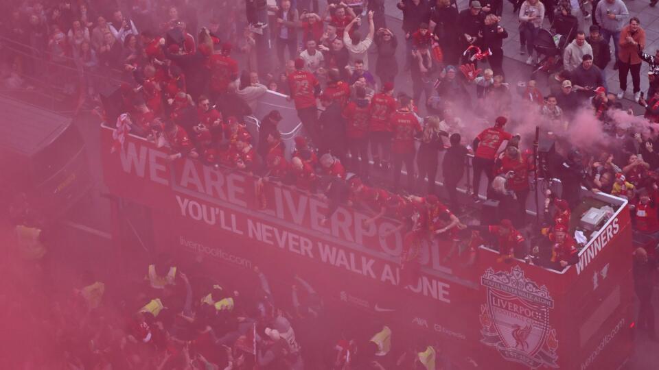 PK 26 Liverpool - Futbalisti FC Liverpoolu jazdia v otvorenom autobuse počas osláv zisku Pohára FA a v Ligového pohára v Liverpoole v nedeľu 29. mája 2022. FOTO TASR/AP

Smoke fills the air as a bus carrying the Liverpool soccer team makes its way during a parade through the streets of Liverpool, England, Sunday, May 29, 2022. Liverpool held a parade through the streets of the city despite losing Saturday night's Champions League final but at the end of a season where they won the English League