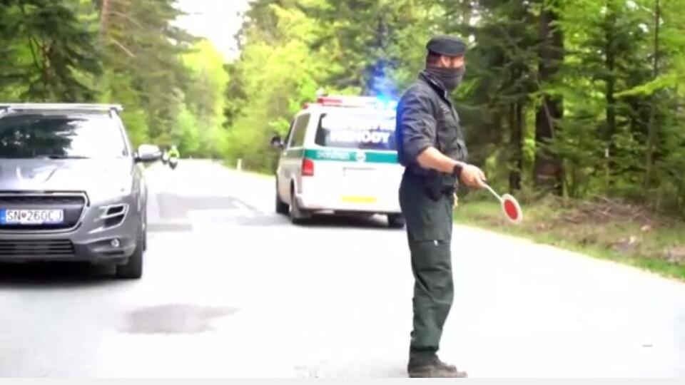 Dopravu na mieste nehody museli riadiť policati.