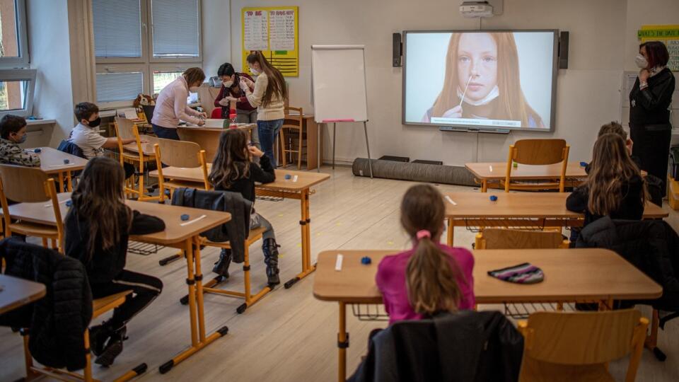 Do českých škôl sa v pondelok vrátila približne polovica detí prvého stupňa.