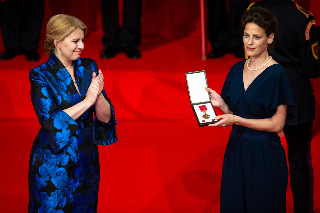 Prezidentka SR Zuzana Čaputová udeľovala štátne vyznamenania v budove Slovenskej filharmónie v Bratislave. Na snímke Zuzana Čaputová.