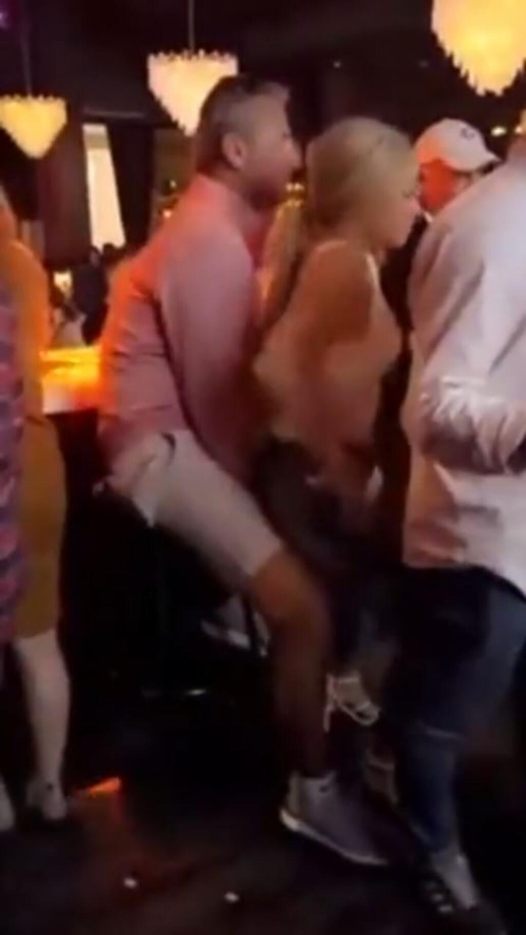 Po prehre si tréner Jacksonvillu Meyer zašiel do baru v Columbuse. Video odtiaľ uniklo na sociálne siete, spoločnosť trénerovi robila blondína, ktorá mu tancovala okolo rozkroku.