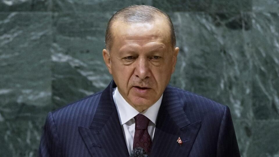 EBE 34 New York – Na zdjęciu prezydent Turcji Recep Tayyip Erdogan przemawia podczas debaty na 76. Zgromadzeniu Ogólnym Organizacji Narodów Zjednoczonych (ONZ) w Nowym Jorku w dniu 21 września 2021 r. FOTO TASR / AP Prezydent Turcji Tayyip Erdogan przemawia podczas 76. sesja Zgromadzenia Ogólnego Narodów Zjednoczonych, wtorek 9 września  21 lutego 2021 w Kwaterze Głównej ONZ.  (Eduardo Munoz/Zdjęcie basenu przez AP)