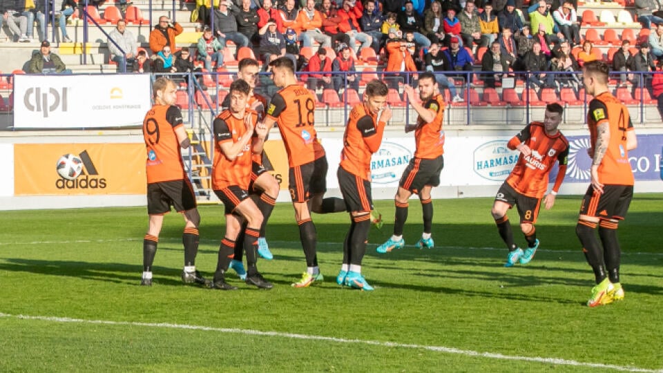 Futbalisti Slovana Bratislava remízovali s MFK Ružomberok 0:0 a zaistili si zisk 4. majstrovského titulu za sebou.