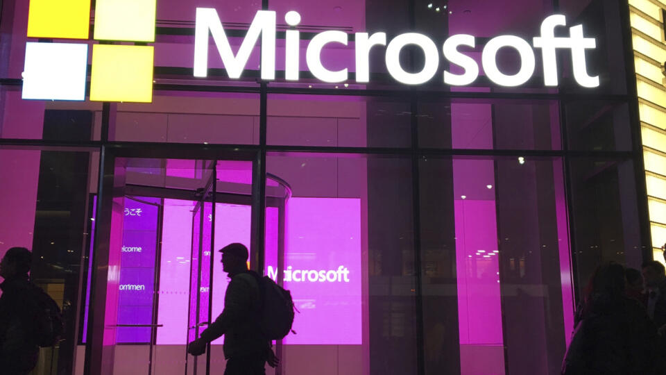 KK25 New York - Na archívnej snímke z 10. noevmbra 2016 ľudia kráčajú okolo nápisu Microsoft v New Yorku. Pokračujúci boom v oblasti cloudových služieb podporil výsledky amerického koncernu Microsoft vo 4. kvartáli fiškálneho roka 2020/21, ktoré prekonali očakávania Wall Street. FOTO TASR/AP
FILE - In this Nov. 10, 2016, file photo, people walk past a Microsoft office in New York. Three tech companies that have amassed unparalleled influence while reshaping the way we live released their latest