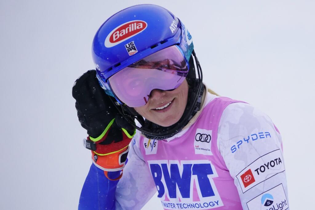 Aj takýmto spôsobom s priloženou rukou pri uchu hecovala americká lyžiarka domácich fanúšikov pred záverečnou jazdou Petry Vlhovej.