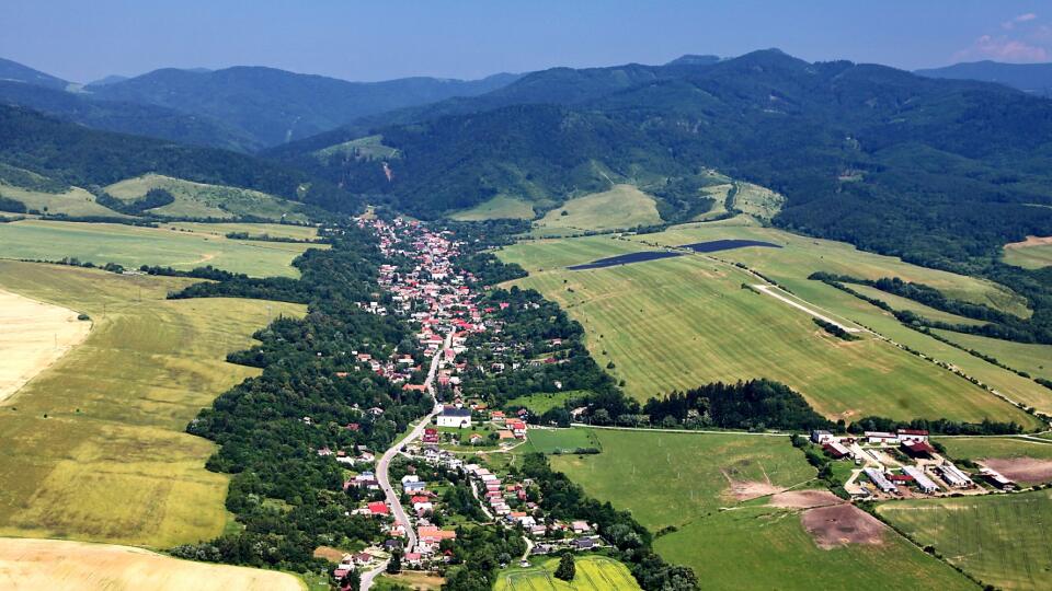 Obec Tužina sa prvýkrát písomne spomína v roku 1393.