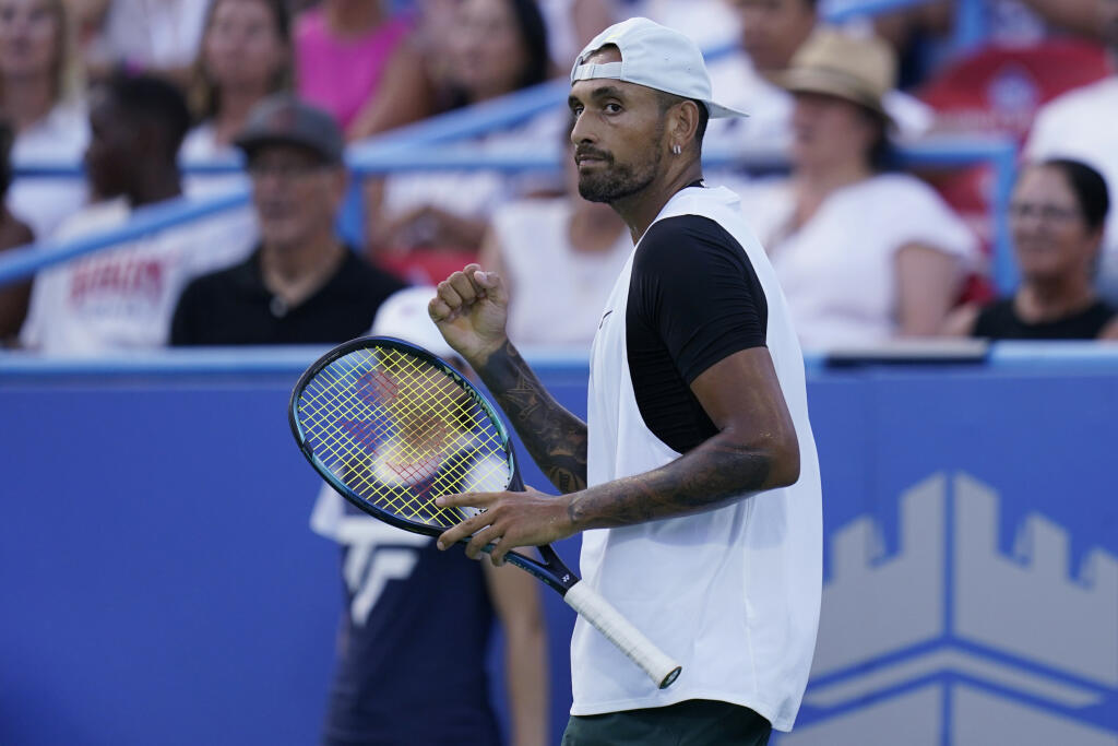 KK12 Washington - Austrálsky tenista Nick Kyrgios reaguje počas zápasu proti Američanovi Marcosovi Gironovi v 1. kole dvojhry na turnaji ATP vo Washingtone 3. augusta 2022. FOTO TASR/AP
Nick Kyrgios, of Australia, reacts during a match against Marcos Giron, of the United States, at the Citi Open tennis tournament in Washington, Tuesday, Aug. 2, 2022. (AP Photo/Carolyn Kaster)