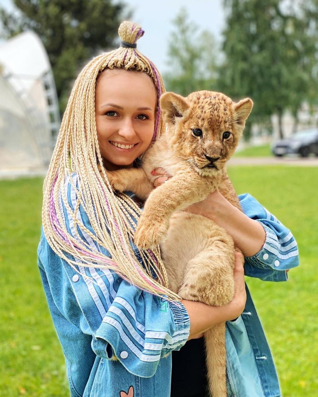 Pred pár dňami oslávila ruská gymnastka Daria Spiridonovová. Jej manžel Nikita Nagornýjej dal vskutku originálny darček – levíča. Nie však plyšovú hračku, ale naozajstného živého kráľa džungle. Fanúšikovia striebornej medailistky z olympiády v Riu sa čudujú, čo bude robiť s takýmto darčekom. Možno ho umiestni do nejakej ZOO alebo pôjde po vzore iných slávnych športovcov.