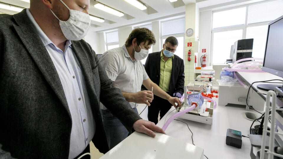 Na snímke sériová výroba prenosného alternatívneho pľúcneho ventilátora Q -vent, ktorý vyvinuli a skonštruovali mladí slovenskí vedci bratia Samuel Furka (vľavo) a Daniel Furka (v strede), doktorandi na Katedre fyzikálnej a teoretickej chémie Prírodovedeckej fakulty Univerzity Komenského (UK). Q-vent je schopný zabezpečiť dýchanie relaxovaného a intubovaného pacienta počas 24 hodín (6 hodín v prenosnom móde) s možnosťami regulácie dychového objemu, pomerov vdychov / výdychov a počtu dychov za mi