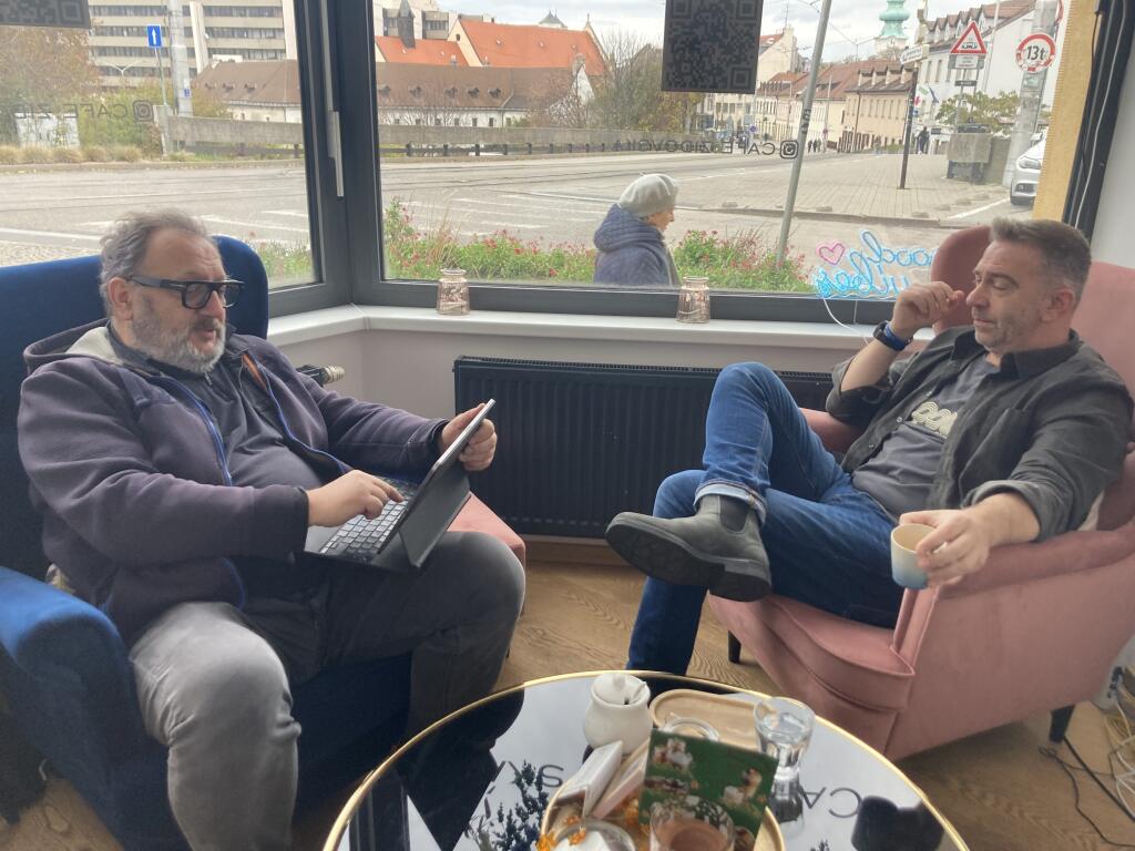 Michael Szatmáry (vpravo) v  dokumentárnom cykle Opri sa o mňa.